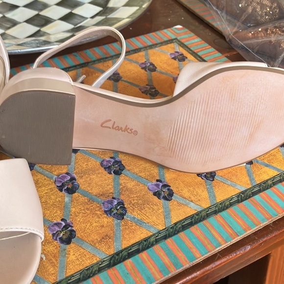 Clarks Ultimate Comfort Collection  nude size 39 fits like 8-1/2 leather - Picture 5 of 7